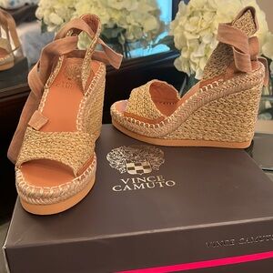 NIB VINCE CAMUTO PLATFORM WEDGE BENDSEN ANKLE TIE SANDLE RAFFIA.  SIZE 5.5.
